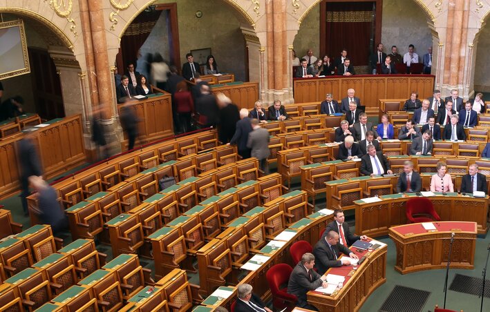 Az ellenzéki képviselők kivonulnak az ülésteremből (fotó: MTI) Az ellenzéki képviselők kivonulnak az ülésteremből (fotó: MTI)