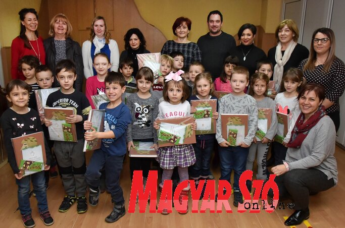 Az óvodásoknak az ajándékcsomagot Erdődi Edvina, az MNT alelnöke és dr. Vitkay-Kucsera Ágota MNT-tag adta át (Ótos András felvétele) Az óvodásoknak az ajándékcsomagot Erdődi Edvina, az MNT alelnöke és dr. Vitkay-Kucsera Ágota MNT-tag adta át (Ótos András felvétele)