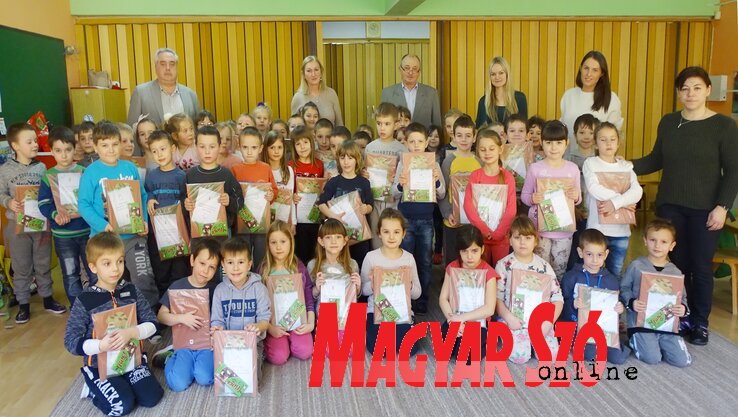 Közös kép az őszre magyar iskolába induló temerini gyerekekről (Góbor Béla felvétele) Közös kép az őszre magyar iskolába induló temerini gyerekekről (Góbor Béla felvétele)