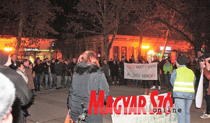A lokális környezetszennyezés volt a topolyai tiltakozás egyik fő témája (Kazinczy Paszterkó Diana felvétele) A lokális környezetszennyezés volt a topolyai tiltakozás egyik fő témája (Kazinczy Paszterkó Diana felvétele)