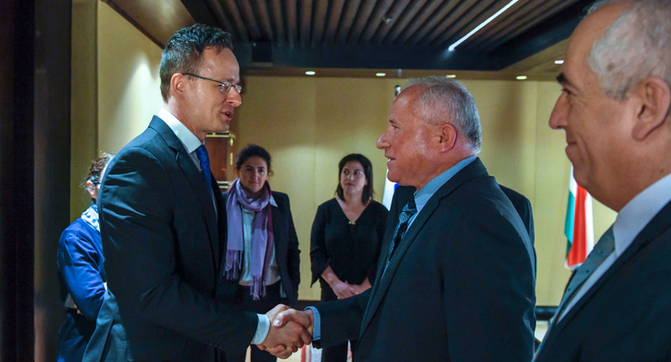 Szijjártó Péter magyar külgazdasági és külügyminiszter (b) és a Kneszet külügyi és védelmi bizottságának elnöke, Avi Dichter (k) találkozója (Fotó: MTI/KKM/Mitko Sztojcsev)