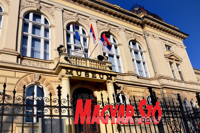 Érdekes játékra hívja az érdeklődőket a Vajdasági Múzeumba a Room Escape csapata (Dávid Csilla felvétele) Érdekes játékra hívja az érdeklődőket a Vajdasági Múzeumba a Room Escape csapata (Dávid Csilla felvétele)