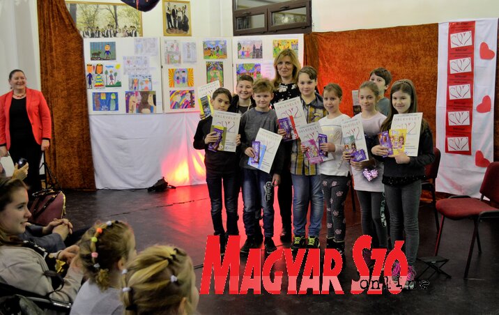 A legszebb kollekció díját a Csáki Lajos iskola 4. osztályos tanulói kapták (Herceg Eliabetta felvétele) A legszebb kollekció díját a Csáki Lajos iskola 4. osztályos tanulói kapták (Herceg Eliabetta felvétele)