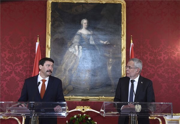 Áder János és Alexander Van Der Bellen sajtótájékoztatót tart a bécsi Hofburgban (fotó: MTI) Áder János és Alexander Van Der Bellen sajtótájékoztatót tart a bécsi Hofburgban (fotó: MTI)