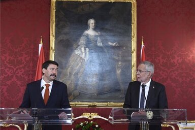 Áder János és Alexander Van Der Bellen sajtótájékoztatót tart a bécsi Hofburgban (fotó: MTI)