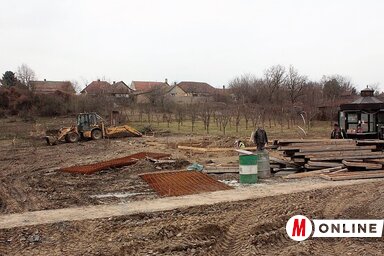 Jelenleg a kiskereskedelmi üzlet könnyűszerkezetes építményének az alapozása folyik, az építkezés kivitelezője egyengeti a talajt a telken, illetve a munkagépekkel elkezdték kiásni a tartályok helyét is (Kazinczy Paszterkó Diana felvétele)