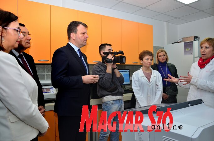 A tartományi kormány 16 millió euróval támogatta a laboratórium felszerelését (Fotó: Dávid Csilla)