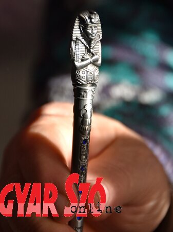 Az egyiptomi fáraófejes fém golyóstoll egyik különleges darabja a gyűjteménynek (Fotó: Gergely József)