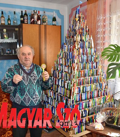Karácsonyfára emlékeztet a fából készült, piramis alakú, forgatható golyóstolltartó állvány (Fotó: Gergely József) Karácsonyfára emlékeztet a fából készült, piramis alakú, forgatható golyóstolltartó állvány (Fotó: Gergely József)