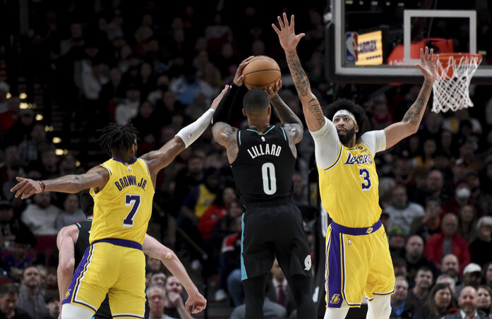 Lillard a magasodó Anthony Davis fölött sem félt elengedni a dobásokat (Fotó: Beta/AP) Lillard a magasodó Anthony Davis fölött sem félt elengedni a dobásokat (Fotó: Beta/AP)
