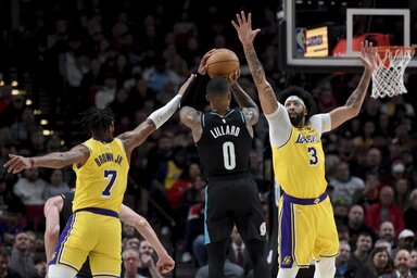 Lillard a magasodó Anthony Davis fölött sem félt elengedni a dobásokat (Fotó: Beta/AP)