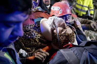 Fatma Gungor 212 órát töltött a romok alatt (Ugur Yildirim/DIA via AP/Beta)