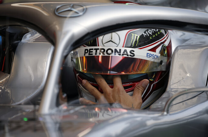 A címvédő Lewis Hamiltonnak egyelőre még mindenhol viszket (Fotó: Beta/AP)