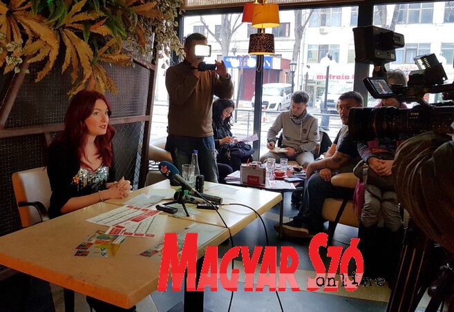 Jelena Galetin Žakić, a FEST képviselője az Arena Cineplex mozi keretében működő The End kávézóban ismerteti a programot (Fotó: Fehér Ildikó)