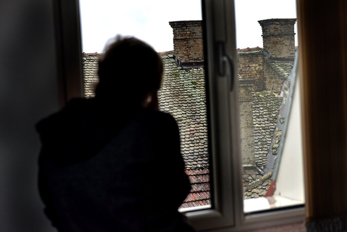 Az egyesületet gyakran felkeresik a depresszióban szenvedő és a magánnyal küzdő polgárok is (Gergely Árpád illusztrációja) Az egyesületet gyakran felkeresik a depresszióban szenvedő és a magánnyal küzdő polgárok is (Gergely Árpád illusztrációja)