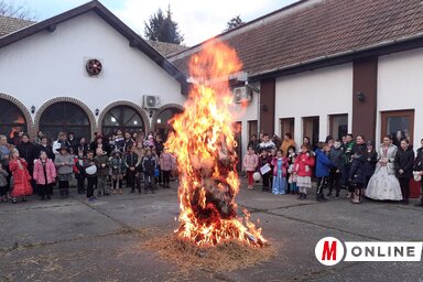 Fellobbant a kiszebáb az Echo Gyermek- és Ifjúsági Rendezvényközpont udvarán (Kazinczy Pasztrerkó Diana felvétele)