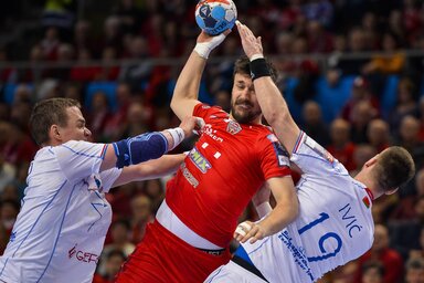 Lékai Máté (középen) ezúttal nem sokat tudott hozzátenni a Veszprém játékához (Fotó: MTI)
