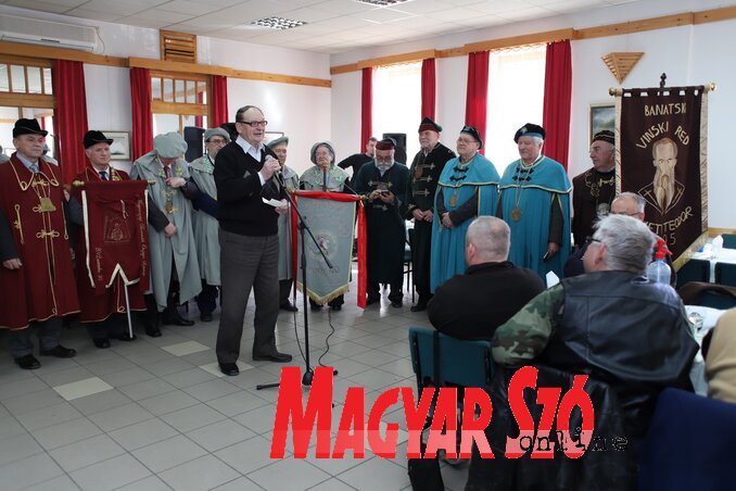 Orosz Kálmán megnyitja a hagyományos borkóstolót (Lakatos János felvétele)