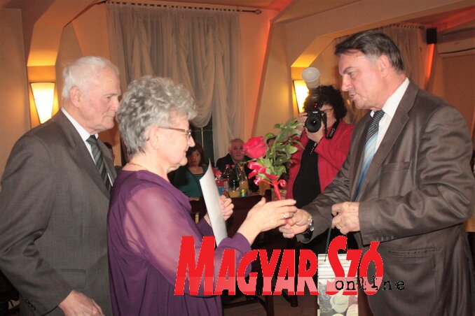 Krizsán Vilmos köszönti a topolyai Márkus Zoltánt és Erzsébetet, akik ötven éve házasok (Kazinczy Paszterkó Diana felvétele)