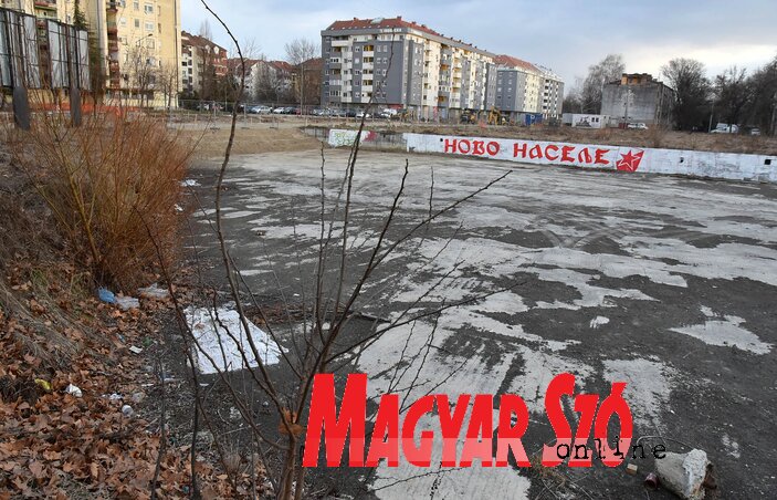 Az Újtelep városrészben korábban már tervben volt egy sportközpont megépítése, ebből az elképzelésből azonban nem lett semmi. A Bata Brkić utca és Jovan Dučić sugárút kereszteződésénél lévő telket a Tuš kereskedelmi kompánia még 2006-ban megszerezte, de az építkezés szinte meg sem kezdődött, máris megrekedt. Akkoriban 13 ezer négyzetméteres sport- és üzletközpontot terveztek, most gazos, elmocsarasodott placc van itt (Ótos András felvétele)