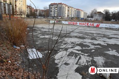 Az Újtelep városrészben korábban már tervben volt egy sportközpont megépítése, ebből az elképzelésből azonban nem lett semmi. A Bata Brkić utca és Jovan Dučić sugárút kereszteződésénél lévő telket a Tuš kereskedelmi kompánia még 2006-ban megszerezte, de az építkezés szinte meg sem kezdődött, máris megrekedt. Akkoriban 13 ezer négyzetméteres sport- és üzletközpontot terveztek, most gazos, elmocsarasodott placc van itt (Ótos András felvétele)