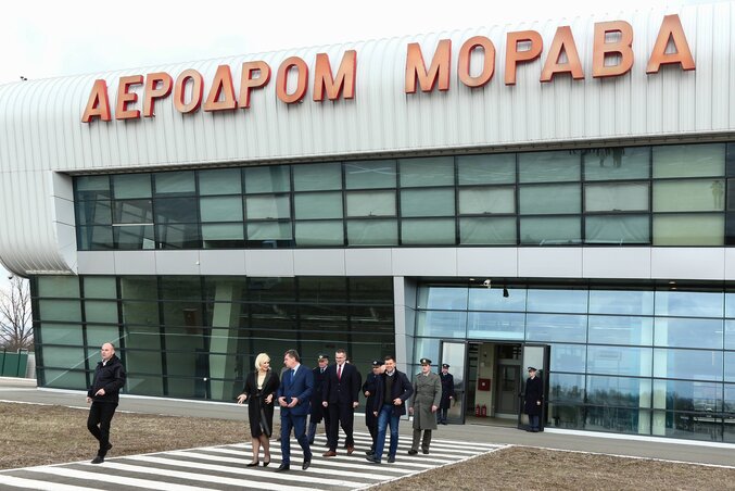 A Zorana Mihajlović és Aleksandar Vulin vezette küldöttség elhagyja a Morava Repülőtér csarnokát a szerződés aláírása után (Beta)