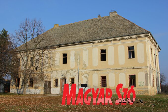 A Kovách-kastély a tűzvész után kívülről… (Fekete J. József felvétele)