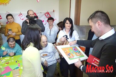 Zoran Đorđević miniszter a gyerekektől ajándékba kapott kézműves munkával (Fotó: Góbor Béla)