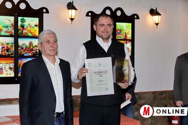 Koza Róbert átadta a díjat Faragó Zoltánnak (Fotó: Puskás Károly)