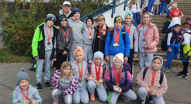 A Rajtkő Úszóklub csipet-csapata egy novemberi versenyen (Fotó: facebook.com/pkstartnakocka) A Rajtkő Úszóklub csipet-csapata egy novemberi versenyen (Fotó: facebook.com/pkstartnakocka)