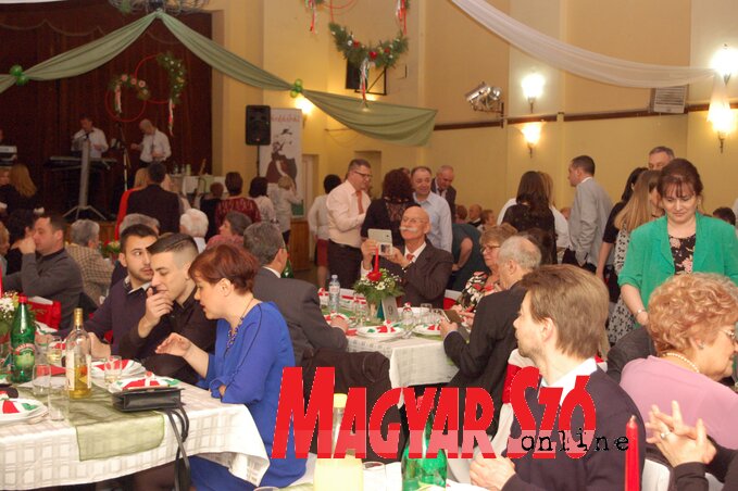 Társalgás, barátkozás, fotózás (Fotó: Bozsoki Valéria) Társalgás, barátkozás, fotózás (Fotó: Bozsoki Valéria)