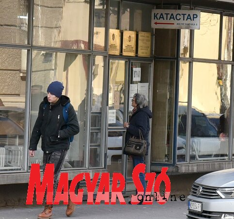 Az országban mintegy 450 ügynökség munkája állt le, mert a kataszteri irodákban nem tudják intézni az ügyeket (Ótos András felvétele)