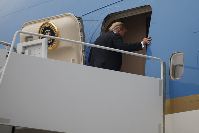 Trump dolgavégezetlenül szállt be az elnöki gépbe (fotó: AP/Beta)
