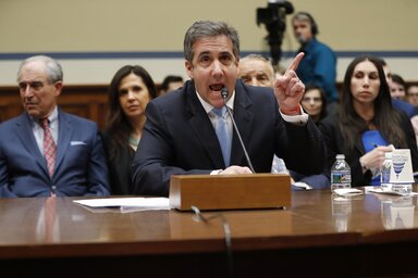 Cohen a meghallgatáson elismerte: korábban hazudott a kongresszusnak, de csak azért, hogy védje Trumpot, aki – véleménye szerint – kizárólag azért indult az elnökválasztáson, hogy a saját márkanevét tegye naggyá, nem Amerikát (fotó: AP/Beta)