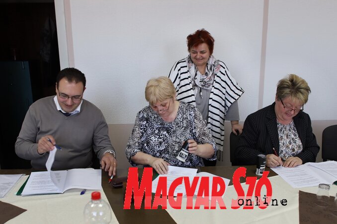 A civil szervezetek képviselői aláírják a támogatási szerződést (Lakatos János felvétele)