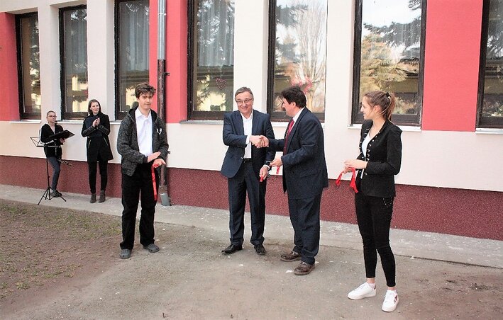 Nyilas Mihály és dr. Crnkovity Gábor ünnepélyesen átvágja a szalagot (Kazinczy Paszterkó Diana felvétele) Nyilas Mihály és dr. Crnkovity Gábor ünnepélyesen átvágja a szalagot (Kazinczy Paszterkó Diana felvétele)