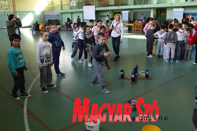 Jól lehet szórakozni az újrahasznosított hulladékból készült játékokkal (Lakatos János felvétele)