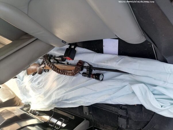 Az autóban talált fegyver (Szerbia Belügyminisztériuma)