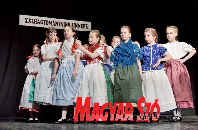 Az Ispiláng gyermektánccsoport alsósai Mátyusföldi táncokat mutattak be (Gergely Árpád felvétele)
