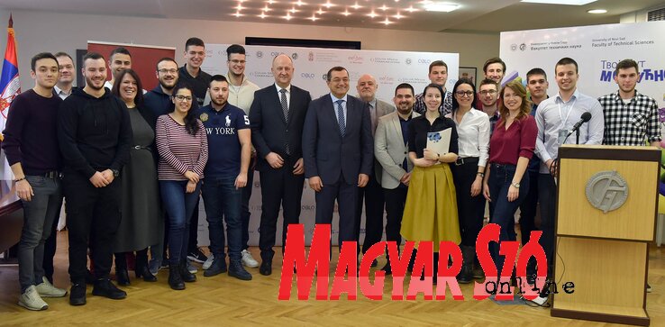 Dr. Zoran Milošević a verseny győztesei, szervezői, védnökei társaságában az újvidéki verseny zárórendezvényén Dr. Zoran Milošević a verseny győztesei, szervezői, védnökei társaságában az újvidéki verseny zárórendezvényén