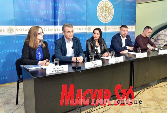 Božidarka Golubović, Milan Vasović, Vesna Zrnić, Predrag Radivojević és Milan Marjanov (Fotó: Gergely Árpád) Božidarka Golubović, Milan Vasović, Vesna Zrnić, Predrag Radivojević és Milan Marjanov (Fotó: Gergely Árpád)