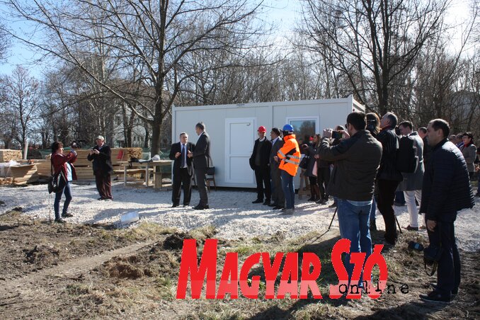 Az önkormányzat küldöttsége az építkezés helyszínén (Kazinczy Paszterkó Diana felvétele)
