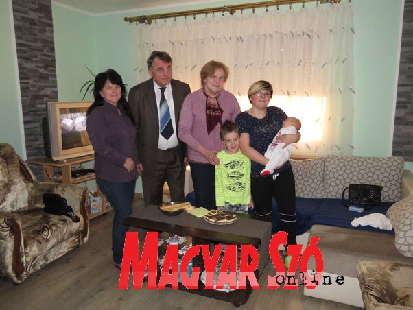 A Gordán család Velez Teodórával, Krizsán Vilmossal és Győri Erzsébettel (Csincsik Zsolt felvétele) A Gordán család Velez Teodórával, Krizsán Vilmossal és Győri Erzsébettel (Csincsik Zsolt felvétele)