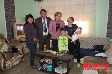 A Gordán család Velez Teodórával, Krizsán Vilmossal és Győri Erzsébettel (Csincsik Zsolt felvétele)