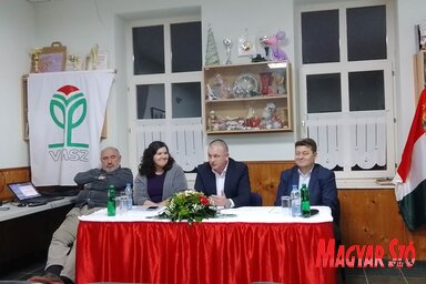 A törökbecsei mezőgazdasági lakossági fórum vendégei (Fotó: Kancsár Izabella)