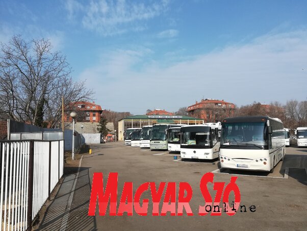 Tető már nincs az utasok feje fölött (Fotó: Fehér Rózsa)