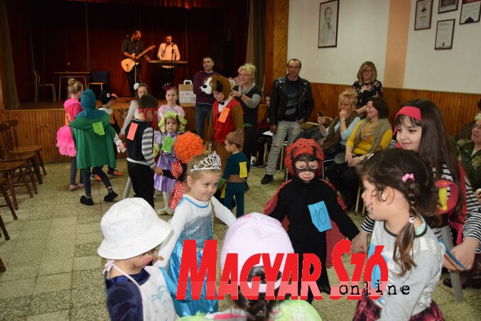 Huszonegy gyermek öltözött jelmezbe (Fotó: Kozma Lívia)