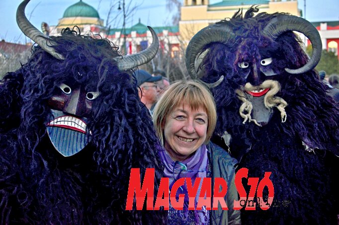 Fotóriporterünk, Dávid Csilla busóölelésben (Fotó: Horváth Zsolt) Fotóriporterünk, Dávid Csilla busóölelésben (Fotó: Horváth Zsolt)