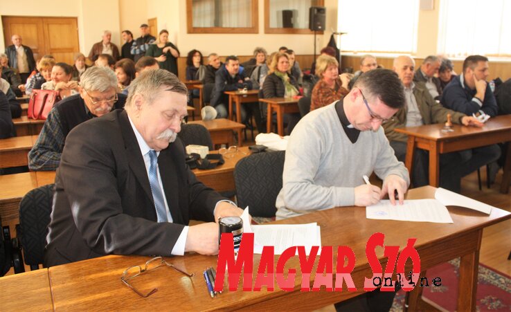 Ft. Barnáth Gábor plébános aláírja a támogató szerződést (Kazinczy Paszterkó Diana felvétele)
