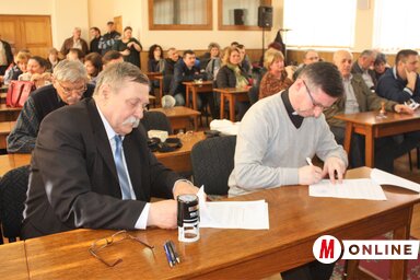 Ft. Barnáth Gábor plébános aláírja a támogató szerződést (Kazinczy Paszterkó Diana felvétele)